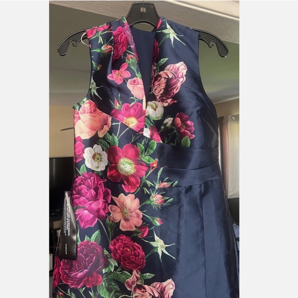 NEW KAY UNGER Coraline NAVY FLORAL SATIN Faux Wrap PLEATED Sheath COLUMN GOWN 8 - Picture 5 of 15